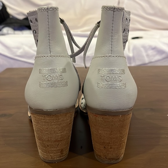 TOMS Basketweave Majorca Leather Peep-toe Bootie Dove white side zip size 7.5 - Picture 5 of 8